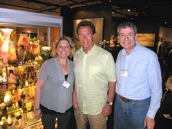 Meet Philip Chasen and his lovely wife, Lía Chasen, with Arnold Schwarzenegger at the LA Antiques Show ( April 17, 2011 ).