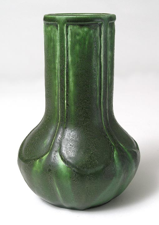 Grueby, Vase